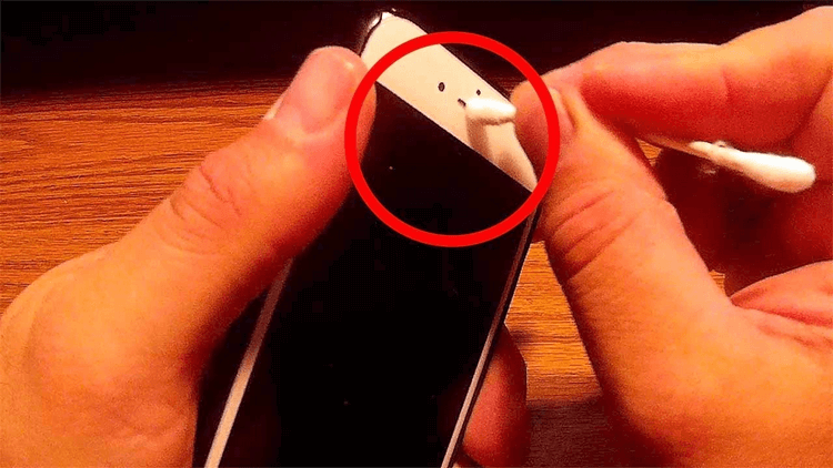 Nếu iPhone bật loa ngoài mất mic hãy vệ sinh mic